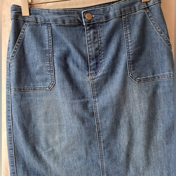Denim midi skirt with pockets - Picture 2 of 6